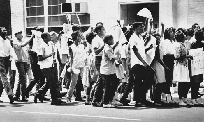 An+image+if+children+marching+in+Birmingham%2C+Alabama.