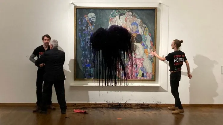 Last Generation Protesters throw black paint on Klimts Tod und Leben” in the Leopold museum in Vienna, Austria, November 15, 2022. 